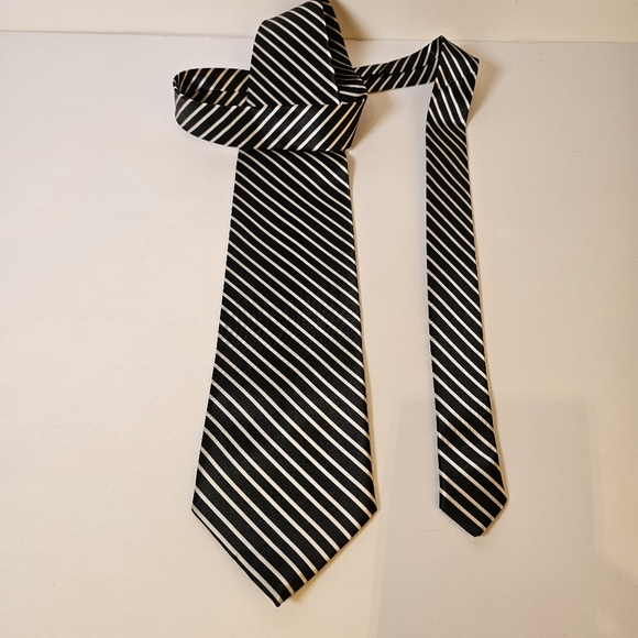 Benchi black and white stripe men's tie - Picture 3 of 6
